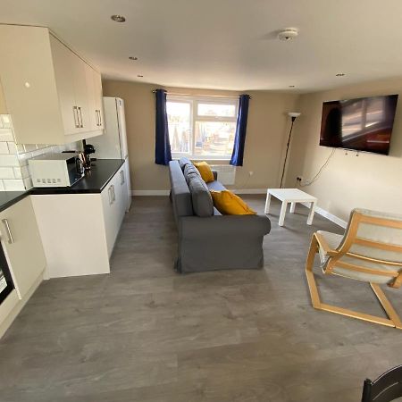 Stunning 1 Bedroom Flat In Wood Green London Bagian luar foto