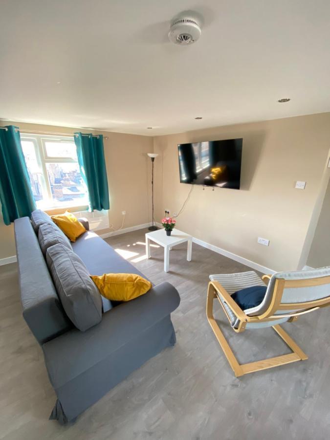 Stunning 1 Bedroom Flat In Wood Green London Bagian luar foto